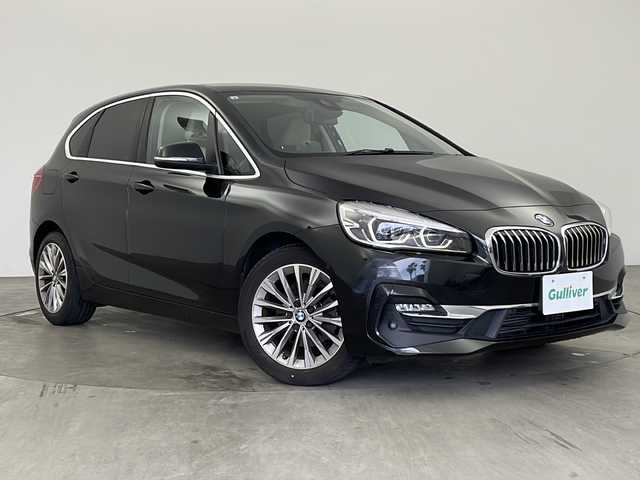 ＢＭＷ ２１８ｉ アクティブツアラー ラグジュアリー 兵庫県 2019(令1)年 5.9万km サファイアブラックP ・純正ナビ（BT・USB・FM・AM）/・レーダークルーズコントロール/・レーンキープアシスト/・衝突軽減ブレーキ/・ダイナミックスタビリティコントロール/・パークディスタンスコントロール/・リアビューカメラ/・車線逸脱警報/・HUD/・横滑り防止/・白革シート/・パワーシート/・シートヒーター/・メモリーシート/・ETC2.0/・LEDオートライト/・フォグランプ/・オートマチックハイビーム/・パワーバックドア/・電動パーキングブレーキ/・ブレーキホールド/・純正17インチアルミホイール/・純正フロアマット/・ステアリングリモコン/・スマートキー/・プッシュスタート/・アイドリングストップ/・W＋サイドエアバック/・カーテンエアバック