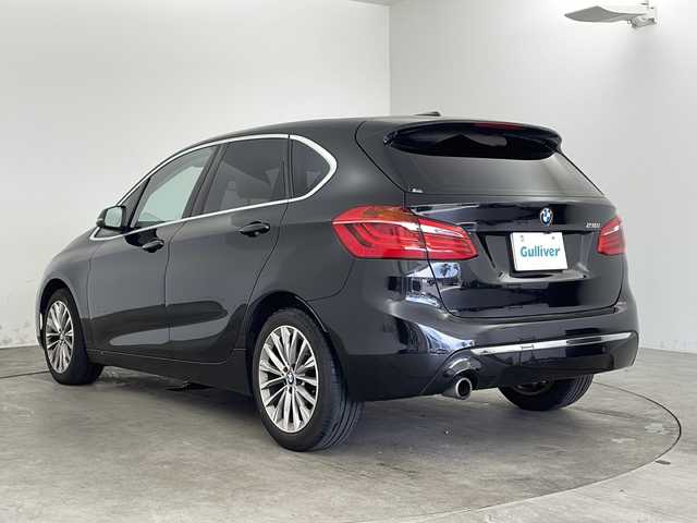 ＢＭＷ ２１８ｉ アクティブツアラー ラグジュアリー 兵庫県 2019(令1)年 5.9万km サファイアブラックP ・純正ナビ（BT・USB・FM・AM）/・レーダークルーズコントロール/・レーンキープアシスト/・衝突軽減ブレーキ/・ダイナミックスタビリティコントロール/・パークディスタンスコントロール/・リアビューカメラ/・車線逸脱警報/・HUD/・横滑り防止/・白革シート/・パワーシート/・シートヒーター/・メモリーシート/・ETC2.0/・LEDオートライト/・フォグランプ/・オートマチックハイビーム/・パワーバックドア/・電動パーキングブレーキ/・ブレーキホールド/・純正17インチアルミホイール/・純正フロアマット/・ステアリングリモコン/・スマートキー/・プッシュスタート/・アイドリングストップ/・W＋サイドエアバック/・カーテンエアバック