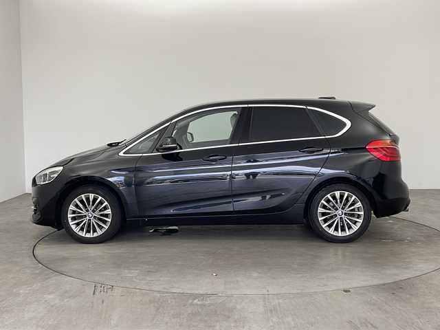 ＢＭＷ ２１８ｉ アクティブツアラー ラグジュアリー 兵庫県 2019(令1)年 5.9万km サファイアブラックP ・純正ナビ（BT・USB・FM・AM）/・レーダークルーズコントロール/・レーンキープアシスト/・衝突軽減ブレーキ/・ダイナミックスタビリティコントロール/・パークディスタンスコントロール/・リアビューカメラ/・車線逸脱警報/・HUD/・横滑り防止/・白革シート/・パワーシート/・シートヒーター/・メモリーシート/・ETC2.0/・LEDオートライト/・フォグランプ/・オートマチックハイビーム/・パワーバックドア/・電動パーキングブレーキ/・ブレーキホールド/・純正17インチアルミホイール/・純正フロアマット/・ステアリングリモコン/・スマートキー/・プッシュスタート/・アイドリングストップ/・W＋サイドエアバック/・カーテンエアバック