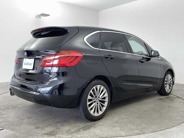ＢＭＷ ２１８ｉ アクティブツアラー ラグジュアリー 兵庫県 2019(令1)年 5.9万km サファイアブラックP ・純正ナビ（BT・USB・FM・AM）/・レーダークルーズコントロール/・レーンキープアシスト/・衝突軽減ブレーキ/・ダイナミックスタビリティコントロール/・パークディスタンスコントロール/・リアビューカメラ/・車線逸脱警報/・HUD/・横滑り防止/・白革シート/・パワーシート/・シートヒーター/・メモリーシート/・ETC2.0/・LEDオートライト/・フォグランプ/・オートマチックハイビーム/・パワーバックドア/・電動パーキングブレーキ/・ブレーキホールド/・純正17インチアルミホイール/・純正フロアマット/・ステアリングリモコン/・スマートキー/・プッシュスタート/・アイドリングストップ/・W＋サイドエアバック/・カーテンエアバック