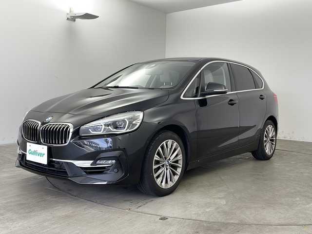 ＢＭＷ ２１８ｉ アクティブツアラー ラグジュアリー 兵庫県 2019(令1)年 5.9万km サファイアブラックP ・純正ナビ（BT・USB・FM・AM）/・レーダークルーズコントロール/・レーンキープアシスト/・衝突軽減ブレーキ/・ダイナミックスタビリティコントロール/・パークディスタンスコントロール/・リアビューカメラ/・車線逸脱警報/・HUD/・横滑り防止/・白革シート/・パワーシート/・シートヒーター/・メモリーシート/・ETC2.0/・LEDオートライト/・フォグランプ/・オートマチックハイビーム/・パワーバックドア/・電動パーキングブレーキ/・ブレーキホールド/・純正17インチアルミホイール/・純正フロアマット/・ステアリングリモコン/・スマートキー/・プッシュスタート/・アイドリングストップ/・W＋サイドエアバック/・カーテンエアバック
