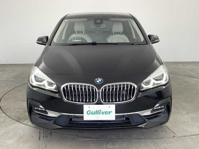 ＢＭＷ ２１８ｉ アクティブツアラー ラグジュアリー 兵庫県 2019(令1)年 5.9万km サファイアブラックP ・純正ナビ（BT・USB・FM・AM）/・レーダークルーズコントロール/・レーンキープアシスト/・衝突軽減ブレーキ/・ダイナミックスタビリティコントロール/・パークディスタンスコントロール/・リアビューカメラ/・車線逸脱警報/・HUD/・横滑り防止/・白革シート/・パワーシート/・シートヒーター/・メモリーシート/・ETC2.0/・LEDオートライト/・フォグランプ/・オートマチックハイビーム/・パワーバックドア/・電動パーキングブレーキ/・ブレーキホールド/・純正17インチアルミホイール/・純正フロアマット/・ステアリングリモコン/・スマートキー/・プッシュスタート/・アイドリングストップ/・W＋サイドエアバック/・カーテンエアバック