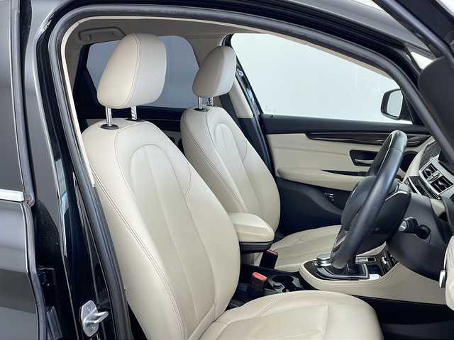ＢＭＷ ２１８ｉ アクティブツアラー ラグジュアリー 兵庫県 2019(令1)年 5.9万km サファイアブラックP ・純正ナビ（BT・USB・FM・AM）/・レーダークルーズコントロール/・レーンキープアシスト/・衝突軽減ブレーキ/・ダイナミックスタビリティコントロール/・パークディスタンスコントロール/・リアビューカメラ/・車線逸脱警報/・HUD/・横滑り防止/・白革シート/・パワーシート/・シートヒーター/・メモリーシート/・ETC2.0/・LEDオートライト/・フォグランプ/・オートマチックハイビーム/・パワーバックドア/・電動パーキングブレーキ/・ブレーキホールド/・純正17インチアルミホイール/・純正フロアマット/・ステアリングリモコン/・スマートキー/・プッシュスタート/・アイドリングストップ/・W＋サイドエアバック/・カーテンエアバック