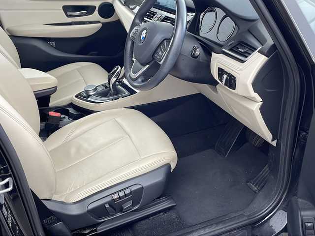 ＢＭＷ ２１８ｉ アクティブツアラー ラグジュアリー 兵庫県 2019(令1)年 5.9万km サファイアブラックP ・純正ナビ（BT・USB・FM・AM）/・レーダークルーズコントロール/・レーンキープアシスト/・衝突軽減ブレーキ/・ダイナミックスタビリティコントロール/・パークディスタンスコントロール/・リアビューカメラ/・車線逸脱警報/・HUD/・横滑り防止/・白革シート/・パワーシート/・シートヒーター/・メモリーシート/・ETC2.0/・LEDオートライト/・フォグランプ/・オートマチックハイビーム/・パワーバックドア/・電動パーキングブレーキ/・ブレーキホールド/・純正17インチアルミホイール/・純正フロアマット/・ステアリングリモコン/・スマートキー/・プッシュスタート/・アイドリングストップ/・W＋サイドエアバック/・カーテンエアバック