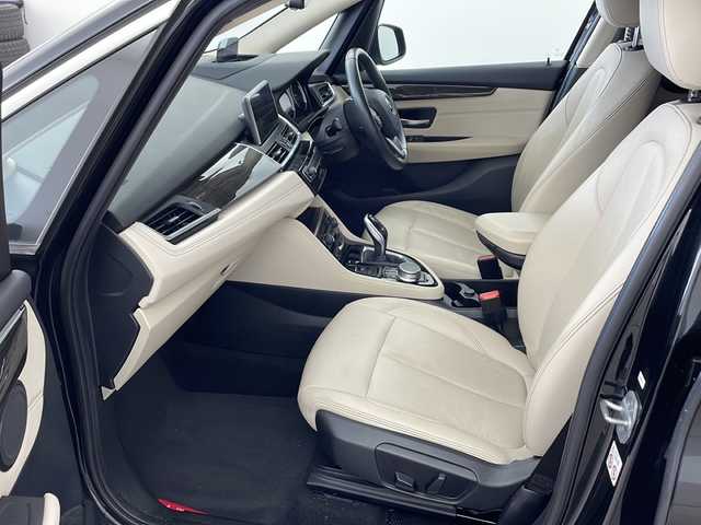 ＢＭＷ ２１８ｉ アクティブツアラー ラグジュアリー 兵庫県 2019(令1)年 5.9万km サファイアブラックP ・純正ナビ（BT・USB・FM・AM）/・レーダークルーズコントロール/・レーンキープアシスト/・衝突軽減ブレーキ/・ダイナミックスタビリティコントロール/・パークディスタンスコントロール/・リアビューカメラ/・車線逸脱警報/・HUD/・横滑り防止/・白革シート/・パワーシート/・シートヒーター/・メモリーシート/・ETC2.0/・LEDオートライト/・フォグランプ/・オートマチックハイビーム/・パワーバックドア/・電動パーキングブレーキ/・ブレーキホールド/・純正17インチアルミホイール/・純正フロアマット/・ステアリングリモコン/・スマートキー/・プッシュスタート/・アイドリングストップ/・W＋サイドエアバック/・カーテンエアバック