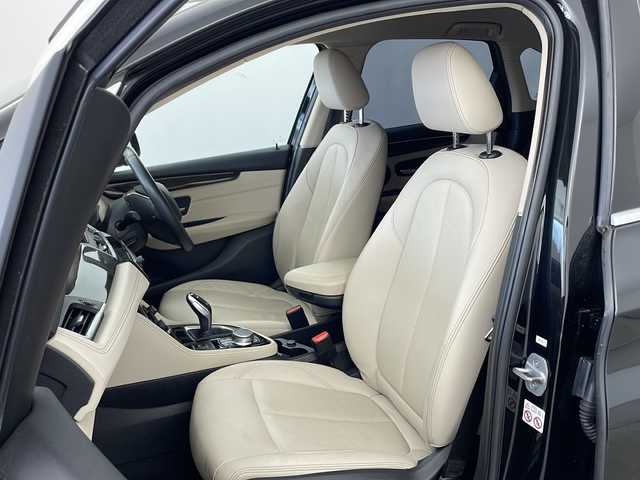 ＢＭＷ ２１８ｉ アクティブツアラー ラグジュアリー 兵庫県 2019(令1)年 5.9万km サファイアブラックP ・純正ナビ（BT・USB・FM・AM）/・レーダークルーズコントロール/・レーンキープアシスト/・衝突軽減ブレーキ/・ダイナミックスタビリティコントロール/・パークディスタンスコントロール/・リアビューカメラ/・車線逸脱警報/・HUD/・横滑り防止/・白革シート/・パワーシート/・シートヒーター/・メモリーシート/・ETC2.0/・LEDオートライト/・フォグランプ/・オートマチックハイビーム/・パワーバックドア/・電動パーキングブレーキ/・ブレーキホールド/・純正17インチアルミホイール/・純正フロアマット/・ステアリングリモコン/・スマートキー/・プッシュスタート/・アイドリングストップ/・W＋サイドエアバック/・カーテンエアバック