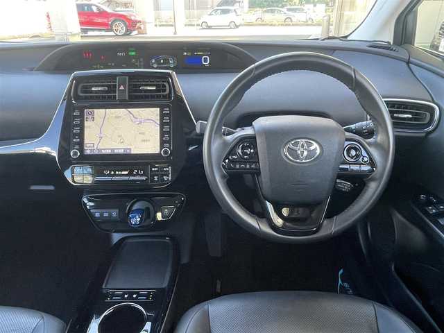 トヨタ プリウス A プレミアム　ツーリングセレ 神奈川県 2021(令3)年 5.4万km プラチナホワイトパールマイカ 純正ナビ（AM/FM/BT）/フルセグTV/全方位カメラ/パーキングアシスト/レザーシート/D席パワーシート　/前席ベンチレーション・シートヒーター/AC100V電源/前後ドラレコ/衝突軽減/コーナーセンサー/BSM/ヘットライトディスプレイ/ETC2.0/ドアバイザー/LEDヘットライト/ディーラー記録（R4.R5.R6.R7）/取説・保証書・記録簿/スペアキー/純正17インチアルミ/純正エアロ（フロント・リア）