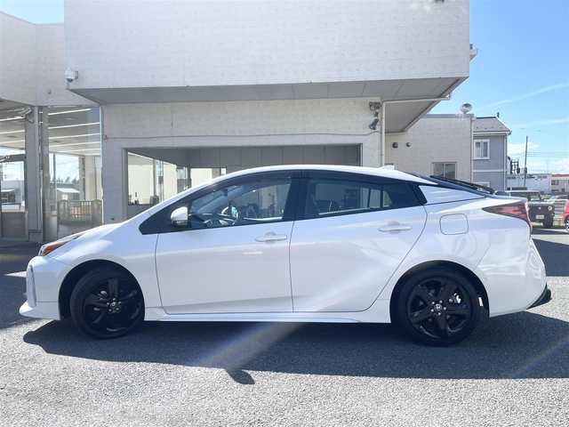 トヨタ プリウス A プレミアム　ツーリングセレ 神奈川県 2021(令3)年 5.4万km プラチナホワイトパールマイカ 純正ナビ（AM/FM/BT）/フルセグTV/全方位カメラ/パーキングアシスト/レザーシート/D席パワーシート　/前席ベンチレーション・シートヒーター/AC100V電源/前後ドラレコ/衝突軽減/コーナーセンサー/BSM/ヘットライトディスプレイ/ETC2.0/ドアバイザー/LEDヘットライト/ディーラー記録（R4.R5.R6.R7）/取説・保証書・記録簿/スペアキー/純正17インチアルミ/純正エアロ（フロント・リア）