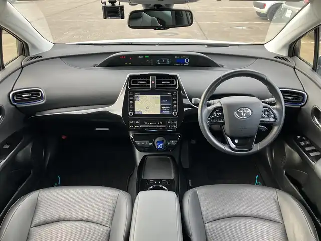 トヨタ プリウス A プレミアム　ツーリングセレ 道南・函館 2021(令3)年 5.4万km プラチナホワイトパールマイカ 純正ナビ（AM/FM/BT）/フルセグTV/全方位カメラ/パーキングアシスト/レザーシート/D席パワーシート　/前席ベンチレーション・シートヒーター/AC100V電源/前後ドラレコ/衝突軽減/コーナーセンサー/BSM/ヘットライトディスプレイ/ETC2.0/ドアバイザー/LEDヘットライト/ディーラー記録（R4.R5.R6.R7）/取説・保証書・記録簿/スペアキー/純正17インチアルミ/純正エアロ（フロント・リア）