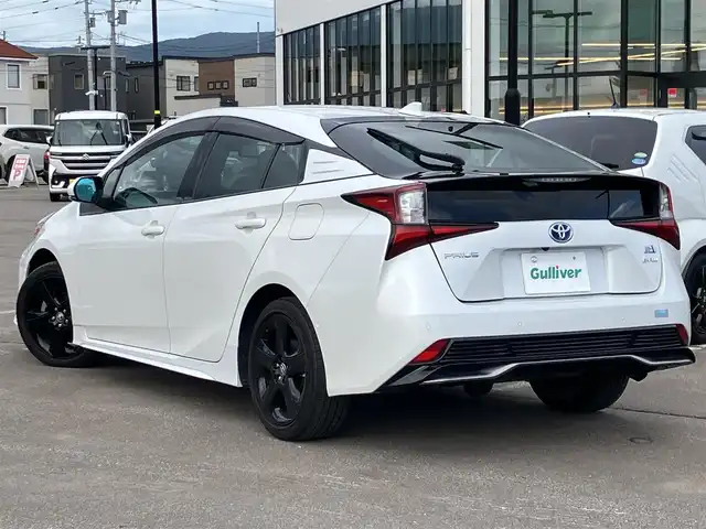 トヨタ プリウス A プレミアム　ツーリングセレ 道南・函館 2021(令3)年 5.4万km プラチナホワイトパールマイカ 純正ナビ（AM/FM/BT）/フルセグTV/全方位カメラ/パーキングアシスト/レザーシート/D席パワーシート　/前席ベンチレーション・シートヒーター/AC100V電源/前後ドラレコ/衝突軽減/コーナーセンサー/BSM/ヘットライトディスプレイ/ETC2.0/ドアバイザー/LEDヘットライト/ディーラー記録（R4.R5.R6.R7）/取説・保証書・記録簿/スペアキー/純正17インチアルミ/純正エアロ（フロント・リア）