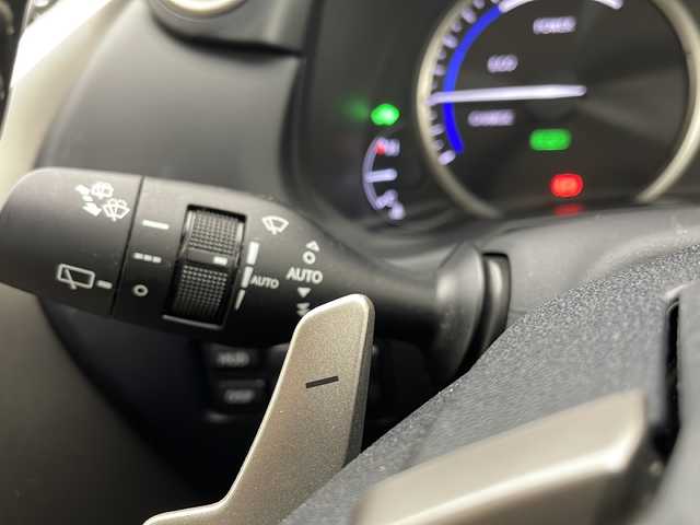 レクサス ＮＸ 300h バージョンL 愛知県 2014(平26)年 1.6万km レッドマイカクリスタルシャイン 衝突軽減システム/純正ナビ/三眼LEDヘッドライト/レーダークルーズコントロール/シートヒーター/エアシート/フルセグ/CD DVD/Bluetooth/バックカメラ/電動リアゲート/パワーシート/ヘッドアップディスプレイ/コーナーセンサー/純正アルミホイール/LEDヘッドライト/パドルシフト/ステアリングヒーター/オートマチックハイビーム/ETC/ステアリングスイッチ/スマートキー/プッシュスタート