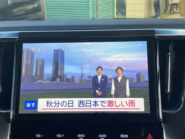 トヨタ ヴェルファイア ハイブリット ZR Gエディション 長野県 2018(平30)年 5.6万km ブラック 純正ナビ（FM、AM、CD、DVD、BT）/フルセグテレビ/バックカメラ/ETC２．０/純正フリップダウンモニター/クルーズコントロール追従有/メモリシート/全席パワーシート/前方ドライブレコーダー/ステアリングヒーター/電動リアゲート/前後コーナーセンサー/衝突軽減システム/純正フルエアロ/横滑り防止装置/両側パワースライドドア/オットマン/１００V充電/純正フロアマット/純正１７AW/LEDオートライト/オートマチックハイビーム/ダブルサイドエアバック/カーテンエアバック/保証書、取扱説明書/スペアキー（１本）