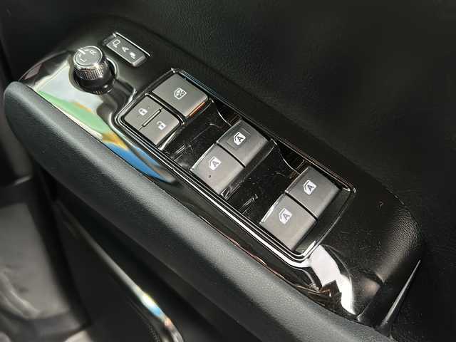 トヨタ ヴェルファイア ハイブリット ZR Gエディション 岩手県 2018(平30)年 5.6万km ブラック 純正ナビ（FM、AM、CD、DVD、BT）/フルセグテレビ/バックカメラ/ETC２．０/純正フリップダウンモニター/クルーズコントロール追従有/メモリシート/全席パワーシート/前方ドライブレコーダー/ステアリングヒーター/電動リアゲート/前後コーナーセンサー/衝突軽減システム/純正フルエアロ/横滑り防止装置/両側パワースライドドア/オットマン/１００V充電/純正フロアマット/純正１７AW/LEDオートライト/オートマチックハイビーム/ダブルサイドエアバック/カーテンエアバック/保証書、取扱説明書/スペアキー（１本）