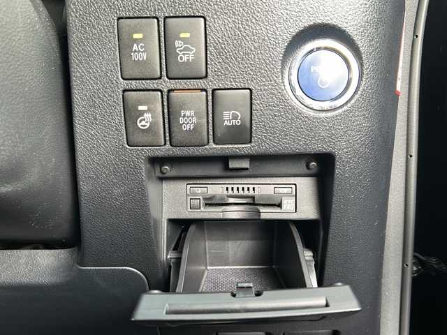 トヨタ ヴェルファイア ハイブリット ZR Gエディション 岩手県 2018(平30)年 5.6万km ブラック 純正ナビ（FM、AM、CD、DVD、BT）/フルセグテレビ/バックカメラ/ETC２．０/純正フリップダウンモニター/クルーズコントロール追従有/メモリシート/全席パワーシート/前方ドライブレコーダー/ステアリングヒーター/電動リアゲート/前後コーナーセンサー/衝突軽減システム/純正フルエアロ/横滑り防止装置/両側パワースライドドア/オットマン/１００V充電/純正フロアマット/純正１７AW/LEDオートライト/オートマチックハイビーム/ダブルサイドエアバック/カーテンエアバック/保証書、取扱説明書/スペアキー（１本）