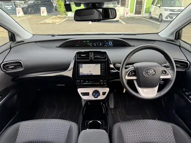 トヨタ プリウス A 千葉県 2018(平30)年 0.9万km シルバーM ワンオーナー/トヨタセーフティセンス/コーナーセンサー/レーンキープアシスト/衝突軽減システム/レーダークルーズコントロール/HUD/純正7インチメモリーナビ/フルセグTV/Bluetooth/バックカメラ/LEDヘッドライト/・オートマチックハイビーム/・オートライト/ETC/W＋サイドエアバッグ/・カーテンエアバッグ/純正フロアマット/スマートキー/保証書・取説