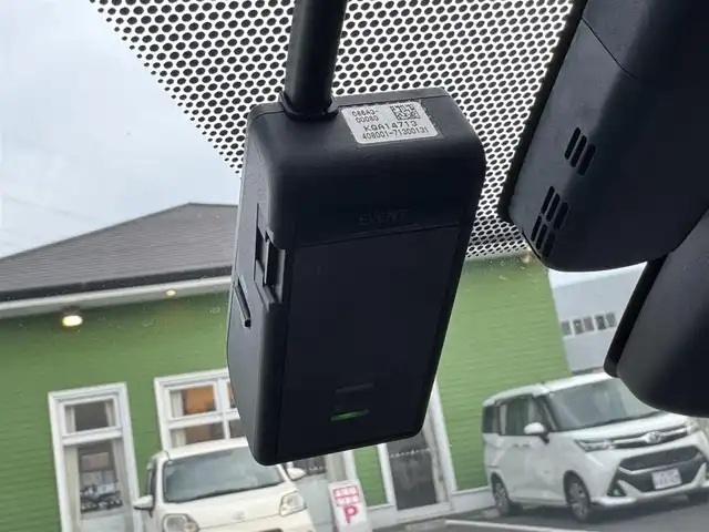 トヨタ プリウス A 千葉県 2018(平30)年 0.9万km シルバーM ワンオーナー/トヨタセーフティセンス/コーナーセンサー/レーンキープアシスト/衝突軽減システム/レーダークルーズコントロール/HUD/純正7インチメモリーナビ/フルセグTV/Bluetooth/バックカメラ/LEDヘッドライト/・オートマチックハイビーム/・オートライト/ETC/W＋サイドエアバッグ/・カーテンエアバッグ/純正フロアマット/スマートキー/保証書・取説