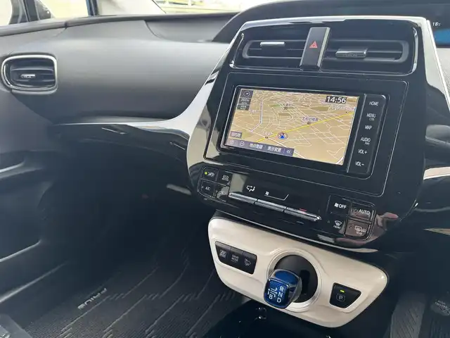 トヨタ プリウス A 千葉県 2018(平30)年 0.9万km シルバーM ワンオーナー/トヨタセーフティセンス/コーナーセンサー/レーンキープアシスト/衝突軽減システム/レーダークルーズコントロール/HUD/純正7インチメモリーナビ/フルセグTV/Bluetooth/バックカメラ/LEDヘッドライト/・オートマチックハイビーム/・オートライト/ETC/W＋サイドエアバッグ/・カーテンエアバッグ/純正フロアマット/スマートキー/保証書・取説