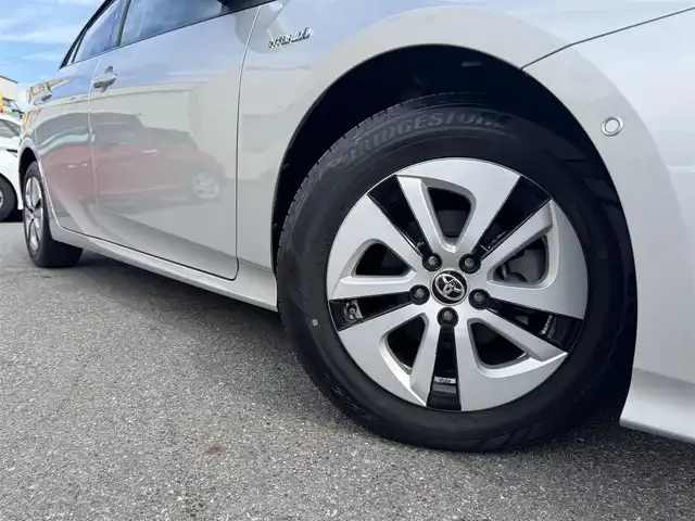 トヨタ プリウス A 千葉県 2018(平30)年 0.9万km シルバーM ワンオーナー/トヨタセーフティセンス/コーナーセンサー/レーンキープアシスト/衝突軽減システム/レーダークルーズコントロール/HUD/純正7インチメモリーナビ/フルセグTV/Bluetooth/バックカメラ/LEDヘッドライト/・オートマチックハイビーム/・オートライト/ETC/W＋サイドエアバッグ/・カーテンエアバッグ/純正フロアマット/スマートキー/保証書・取説