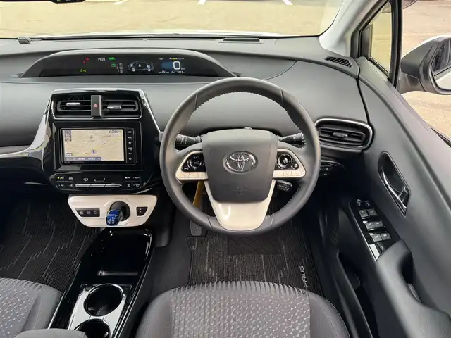 トヨタ プリウス A 千葉県 2018(平30)年 0.9万km シルバーM ワンオーナー/トヨタセーフティセンス/コーナーセンサー/レーンキープアシスト/衝突軽減システム/レーダークルーズコントロール/HUD/純正7インチメモリーナビ/フルセグTV/Bluetooth/バックカメラ/LEDヘッドライト/・オートマチックハイビーム/・オートライト/ETC/W＋サイドエアバッグ/・カーテンエアバッグ/純正フロアマット/スマートキー/保証書・取説