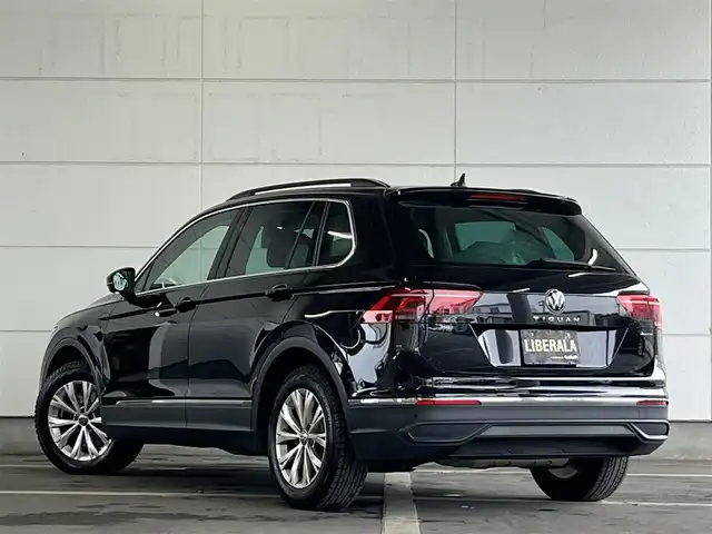 フォルクスワーゲン ＶＷ ティグアン TSI 4モーション アクティブアドバンス 山形県 2023(令5)年 1.9万km 黒 純正ナビ/360°カメラ/AppleCarplay/パークアシスト/アダプティブクルーズコントロール/レーンキープアシスト/ブラインドスポットモニター/電動リアゲート/フットオープナー/ミラー一体型ドライブレコーダー/ステアリングヒーター/ミラーヒーター/ルーフレール/純正AW付きサマータイヤ車載