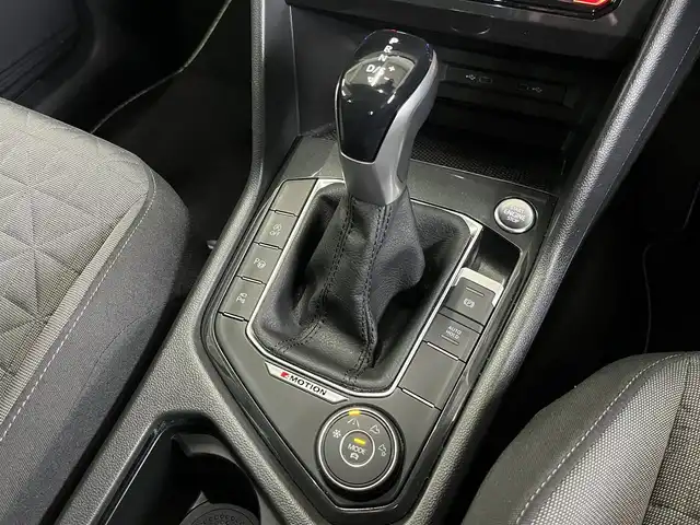 フォルクスワーゲン ＶＷ ティグアン TSI 4モーション アクティブアドバンス 山形県 2023(令5)年 1.9万km 黒 純正ナビ/360°カメラ/AppleCarplay/パークアシスト/アダプティブクルーズコントロール/レーンキープアシスト/ブラインドスポットモニター/電動リアゲート/フットオープナー/ミラー一体型ドライブレコーダー/ステアリングヒーター/ミラーヒーター/ルーフレール/純正AW付きサマータイヤ車載