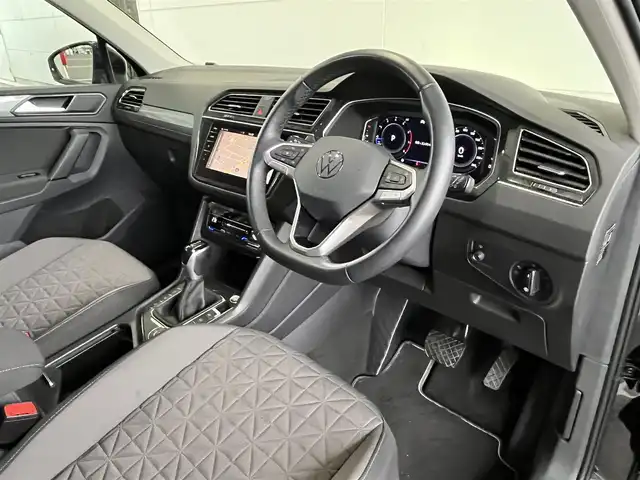 フォルクスワーゲン ＶＷ ティグアン TSI 4モーション アクティブアドバンス 山形県 2023(令5)年 1.9万km 黒 純正ナビ/360°カメラ/AppleCarplay/パークアシスト/アダプティブクルーズコントロール/レーンキープアシスト/ブラインドスポットモニター/電動リアゲート/フットオープナー/ミラー一体型ドライブレコーダー/ステアリングヒーター/ミラーヒーター/ルーフレール/純正AW付きサマータイヤ車載