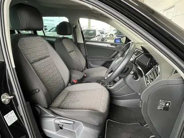 フォルクスワーゲン ＶＷ ティグアン TSI 4モーション アクティブアドバンス 山形県 2023(令5)年 1.9万km 黒 純正ナビ/360°カメラ/AppleCarplay/パークアシスト/アダプティブクルーズコントロール/レーンキープアシスト/ブラインドスポットモニター/電動リアゲート/フットオープナー/ミラー一体型ドライブレコーダー/ステアリングヒーター/ミラーヒーター/ルーフレール/純正AW付きサマータイヤ車載