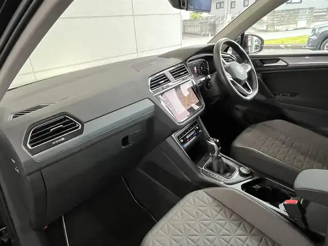 フォルクスワーゲン ＶＷ ティグアン TSI 4モーション アクティブアドバンス 山形県 2023(令5)年 1.9万km 黒 純正ナビ/360°カメラ/AppleCarplay/パークアシスト/アダプティブクルーズコントロール/レーンキープアシスト/ブラインドスポットモニター/電動リアゲート/フットオープナー/ミラー一体型ドライブレコーダー/ステアリングヒーター/ミラーヒーター/ルーフレール/純正AW付きサマータイヤ車載