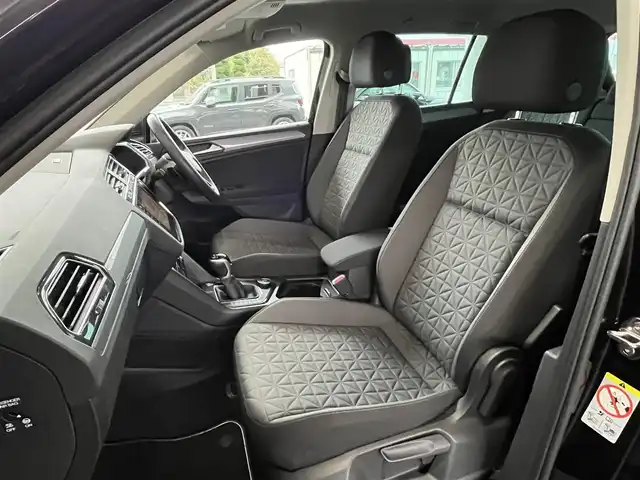 フォルクスワーゲン ＶＷ ティグアン TSI 4モーション アクティブアドバンス 山形県 2023(令5)年 1.9万km 黒 純正ナビ/360°カメラ/AppleCarplay/パークアシスト/アダプティブクルーズコントロール/レーンキープアシスト/ブラインドスポットモニター/電動リアゲート/フットオープナー/ミラー一体型ドライブレコーダー/ステアリングヒーター/ミラーヒーター/ルーフレール/純正AW付きサマータイヤ車載