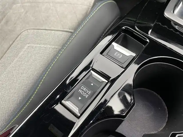 プジョー プジョー ２０８ GT 富山県 2021(令3)年 2.8万km 白 純正ナビ（AM/FM/USB/BT）/アラウンドビューモニター/衝突被害軽減ブレーキ/アダプティブクルーズコントロール/レーンキープアシスト/オートLEDヘッドライト/クリアランスソナー/ハーフレザーシート/前席シートヒーター/ドライブレコーダー/パドルシフト/レーダー探知機/ETC/スマートキー×２/プッシュスタート/社外フロアマット/純正１７インチAW