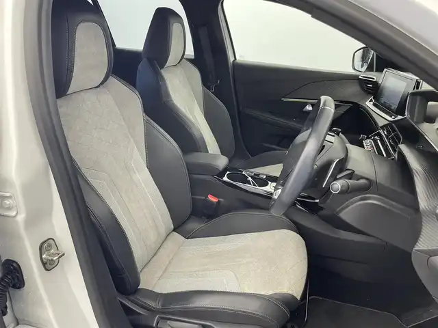 プジョー プジョー ２０８ GT 富山県 2021(令3)年 2.8万km 白 純正ナビ（AM/FM/USB/BT）/アラウンドビューモニター/衝突被害軽減ブレーキ/アダプティブクルーズコントロール/レーンキープアシスト/オートLEDヘッドライト/クリアランスソナー/ハーフレザーシート/前席シートヒーター/ドライブレコーダー/パドルシフト/レーダー探知機/ETC/スマートキー×２/プッシュスタート/社外フロアマット/純正１７インチAW