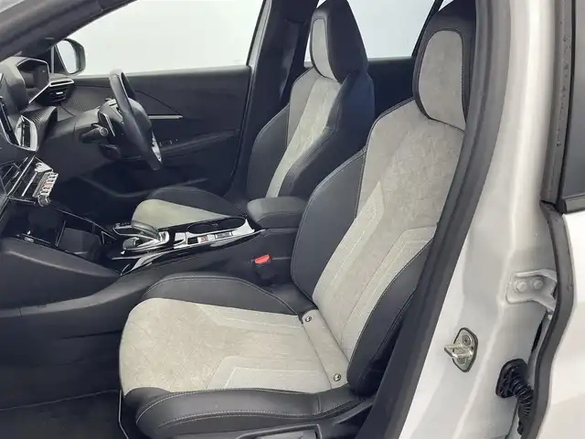 プジョー プジョー ２０８ GT 富山県 2021(令3)年 2.8万km 白 純正ナビ（AM/FM/USB/BT）/アラウンドビューモニター/衝突被害軽減ブレーキ/アダプティブクルーズコントロール/レーンキープアシスト/オートLEDヘッドライト/クリアランスソナー/ハーフレザーシート/前席シートヒーター/ドライブレコーダー/パドルシフト/レーダー探知機/ETC/スマートキー×２/プッシュスタート/社外フロアマット/純正１７インチAW