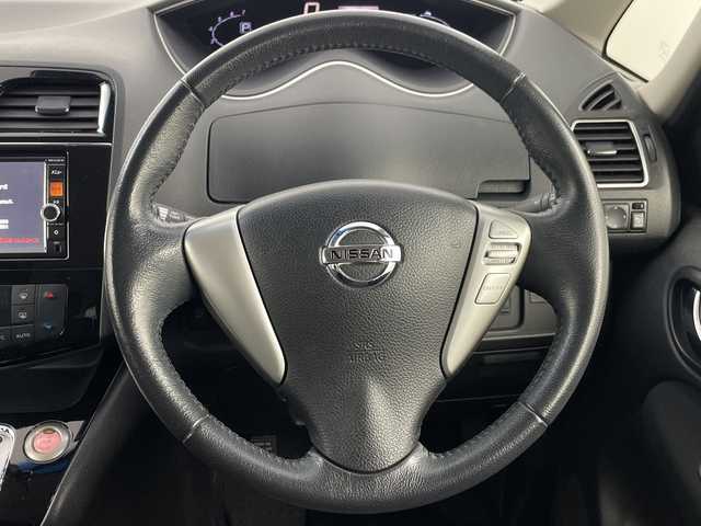 日産 セレナ ハイウェイスター Sハイブリッド 埼玉県 2014(平26)年 6.4万km ブリリアントシルバー 純正ナビ/ビルトインETC/クルーズコントロール/車線逸脱警報/プッシュスタート/LEDヘッドライト/フロントフォグランプ/オートライト/純正フロアマット/純正15インチアルミホイール