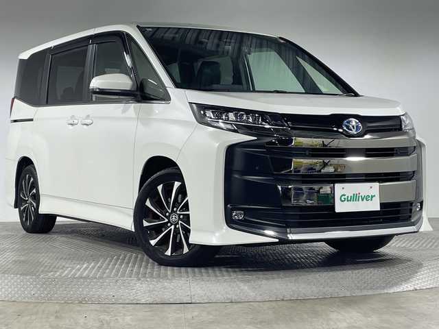 トヨタ ノア ハイブリッド S－Z 神奈川県 2023(令5)年 2万km ホワイトパールクリスタルシャイン ディスプレイオーディオプラス【10.5型】/純正14型フリップダウンモニター【V14T-R72R】/フルセグ　CD DVD　USB　Bluetooth/バックカメラ/ブラインドスポットモニター/AC100Vコンセント/純正ETC2.0/デジタルインナーミラー/ヘッドアップディスプレイ/両側電動スライドドア/セーフティセンス/プリクラッシュセーフティ/レーンディパーチャーアラート/レーントレーシングアシスト/レーンチェンジアシスト/レーダークルーズコントロール/オートマチックハイビーム/ロードサインアシスト/プロアクティブドライビングアシスト/リアクロストラフィックアラート/ドライバー異常時対応システム/発進遅れ告知機能/パーキングサポートブレーキ/安心降車アシスト/リアシートマインダー/アドバンストドライブ/後退速度抑制/前後ソナー/革巻きステアリング/ステアリングスイッチ/合皮/ファブリックコンビシート/前席シートヒーター/社外前後ドライブレコーダー/電動パーキングサポートブレーキ/2眼LEDヘッド/フォグランプ/純正17インチアルミホイール/純正リアスポイラー