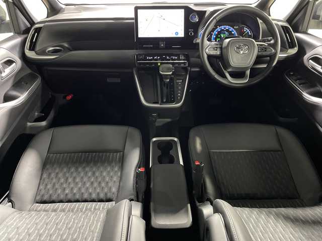 トヨタ ノア ハイブリッド S－Z 神奈川県 2023(令5)年 2万km ホワイトパールクリスタルシャイン ディスプレイオーディオプラス【10.5型】/純正14型フリップダウンモニター【V14T-R72R】/フルセグ　CD DVD　USB　Bluetooth/バックカメラ/ブラインドスポットモニター/AC100Vコンセント/純正ETC2.0/デジタルインナーミラー/ヘッドアップディスプレイ/両側電動スライドドア/セーフティセンス/プリクラッシュセーフティ/レーンディパーチャーアラート/レーントレーシングアシスト/レーンチェンジアシスト/レーダークルーズコントロール/オートマチックハイビーム/ロードサインアシスト/プロアクティブドライビングアシスト/リアクロストラフィックアラート/ドライバー異常時対応システム/発進遅れ告知機能/パーキングサポートブレーキ/安心降車アシスト/リアシートマインダー/アドバンストドライブ/後退速度抑制/前後ソナー/革巻きステアリング/ステアリングスイッチ/合皮/ファブリックコンビシート/前席シートヒーター/社外前後ドライブレコーダー/電動パーキングサポートブレーキ/2眼LEDヘッド/フォグランプ/純正17インチアルミホイール/純正リアスポイラー