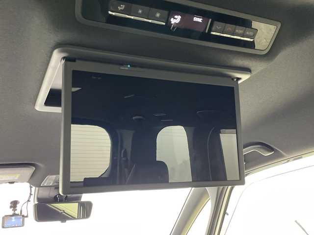 トヨタ ノア ハイブリッド S－Z 神奈川県 2023(令5)年 2万km ホワイトパールクリスタルシャイン ディスプレイオーディオプラス【10.5型】/純正14型フリップダウンモニター【V14T-R72R】/フルセグ　CD DVD　USB　Bluetooth/バックカメラ/ブラインドスポットモニター/AC100Vコンセント/純正ETC2.0/デジタルインナーミラー/ヘッドアップディスプレイ/両側電動スライドドア/セーフティセンス/プリクラッシュセーフティ/レーンディパーチャーアラート/レーントレーシングアシスト/レーンチェンジアシスト/レーダークルーズコントロール/オートマチックハイビーム/ロードサインアシスト/プロアクティブドライビングアシスト/リアクロストラフィックアラート/ドライバー異常時対応システム/発進遅れ告知機能/パーキングサポートブレーキ/安心降車アシスト/リアシートマインダー/アドバンストドライブ/後退速度抑制/前後ソナー/革巻きステアリング/ステアリングスイッチ/合皮/ファブリックコンビシート/前席シートヒーター/社外前後ドライブレコーダー/電動パーキングサポートブレーキ/2眼LEDヘッド/フォグランプ/純正17インチアルミホイール/純正リアスポイラー