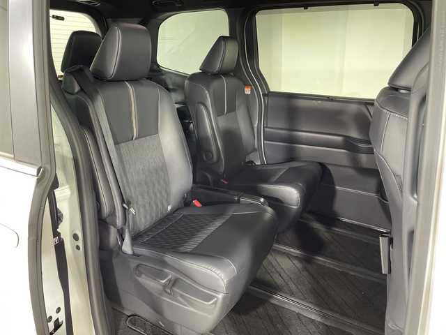 トヨタ ノア ハイブリッド S－Z 神奈川県 2023(令5)年 2万km ホワイトパールクリスタルシャイン ディスプレイオーディオプラス【10.5型】/純正14型フリップダウンモニター【V14T-R72R】/フルセグ　CD DVD　USB　Bluetooth/バックカメラ/ブラインドスポットモニター/AC100Vコンセント/純正ETC2.0/デジタルインナーミラー/ヘッドアップディスプレイ/両側電動スライドドア/セーフティセンス/プリクラッシュセーフティ/レーンディパーチャーアラート/レーントレーシングアシスト/レーンチェンジアシスト/レーダークルーズコントロール/オートマチックハイビーム/ロードサインアシスト/プロアクティブドライビングアシスト/リアクロストラフィックアラート/ドライバー異常時対応システム/発進遅れ告知機能/パーキングサポートブレーキ/安心降車アシスト/リアシートマインダー/アドバンストドライブ/後退速度抑制/前後ソナー/革巻きステアリング/ステアリングスイッチ/合皮/ファブリックコンビシート/前席シートヒーター/社外前後ドライブレコーダー/電動パーキングサポートブレーキ/2眼LEDヘッド/フォグランプ/純正17インチアルミホイール/純正リアスポイラー