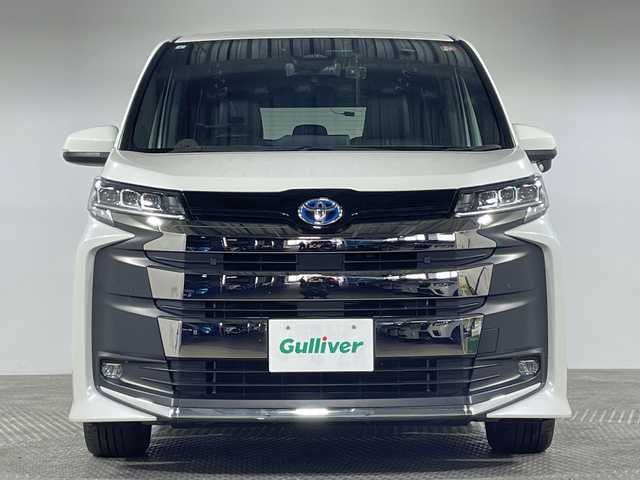 トヨタ ノア ハイブリッド S－Z 神奈川県 2023(令5)年 2万km ホワイトパールクリスタルシャイン ディスプレイオーディオプラス【10.5型】/純正14型フリップダウンモニター【V14T-R72R】/フルセグ　CD DVD　USB　Bluetooth/バックカメラ/ブラインドスポットモニター/AC100Vコンセント/純正ETC2.0/デジタルインナーミラー/ヘッドアップディスプレイ/両側電動スライドドア/セーフティセンス/プリクラッシュセーフティ/レーンディパーチャーアラート/レーントレーシングアシスト/レーンチェンジアシスト/レーダークルーズコントロール/オートマチックハイビーム/ロードサインアシスト/プロアクティブドライビングアシスト/リアクロストラフィックアラート/ドライバー異常時対応システム/発進遅れ告知機能/パーキングサポートブレーキ/安心降車アシスト/リアシートマインダー/アドバンストドライブ/後退速度抑制/前後ソナー/革巻きステアリング/ステアリングスイッチ/合皮/ファブリックコンビシート/前席シートヒーター/社外前後ドライブレコーダー/電動パーキングサポートブレーキ/2眼LEDヘッド/フォグランプ/純正17インチアルミホイール/純正リアスポイラー