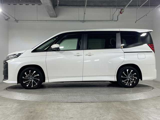 トヨタ ノア ハイブリッド S－Z 神奈川県 2023(令5)年 2万km ホワイトパールクリスタルシャイン ディスプレイオーディオプラス【10.5型】/純正14型フリップダウンモニター【V14T-R72R】/フルセグ　CD DVD　USB　Bluetooth/バックカメラ/ブラインドスポットモニター/AC100Vコンセント/純正ETC2.0/デジタルインナーミラー/ヘッドアップディスプレイ/両側電動スライドドア/セーフティセンス/プリクラッシュセーフティ/レーンディパーチャーアラート/レーントレーシングアシスト/レーンチェンジアシスト/レーダークルーズコントロール/オートマチックハイビーム/ロードサインアシスト/プロアクティブドライビングアシスト/リアクロストラフィックアラート/ドライバー異常時対応システム/発進遅れ告知機能/パーキングサポートブレーキ/安心降車アシスト/リアシートマインダー/アドバンストドライブ/後退速度抑制/前後ソナー/革巻きステアリング/ステアリングスイッチ/合皮/ファブリックコンビシート/前席シートヒーター/社外前後ドライブレコーダー/電動パーキングサポートブレーキ/2眼LEDヘッド/フォグランプ/純正17インチアルミホイール/純正リアスポイラー