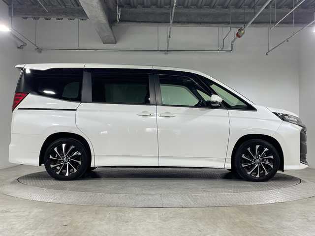 トヨタ ノア ハイブリッド S－Z 神奈川県 2023(令5)年 2万km ホワイトパールクリスタルシャイン ディスプレイオーディオプラス【10.5型】/純正14型フリップダウンモニター【V14T-R72R】/フルセグ　CD DVD　USB　Bluetooth/バックカメラ/ブラインドスポットモニター/AC100Vコンセント/純正ETC2.0/デジタルインナーミラー/ヘッドアップディスプレイ/両側電動スライドドア/セーフティセンス/プリクラッシュセーフティ/レーンディパーチャーアラート/レーントレーシングアシスト/レーンチェンジアシスト/レーダークルーズコントロール/オートマチックハイビーム/ロードサインアシスト/プロアクティブドライビングアシスト/リアクロストラフィックアラート/ドライバー異常時対応システム/発進遅れ告知機能/パーキングサポートブレーキ/安心降車アシスト/リアシートマインダー/アドバンストドライブ/後退速度抑制/前後ソナー/革巻きステアリング/ステアリングスイッチ/合皮/ファブリックコンビシート/前席シートヒーター/社外前後ドライブレコーダー/電動パーキングサポートブレーキ/2眼LEDヘッド/フォグランプ/純正17インチアルミホイール/純正リアスポイラー