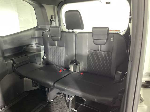 トヨタ ノア ハイブリッド S－Z 神奈川県 2023(令5)年 2万km ホワイトパールクリスタルシャイン ディスプレイオーディオプラス【10.5型】/純正14型フリップダウンモニター【V14T-R72R】/フルセグ　CD DVD　USB　Bluetooth/バックカメラ/ブラインドスポットモニター/AC100Vコンセント/純正ETC2.0/デジタルインナーミラー/ヘッドアップディスプレイ/両側電動スライドドア/セーフティセンス/プリクラッシュセーフティ/レーンディパーチャーアラート/レーントレーシングアシスト/レーンチェンジアシスト/レーダークルーズコントロール/オートマチックハイビーム/ロードサインアシスト/プロアクティブドライビングアシスト/リアクロストラフィックアラート/ドライバー異常時対応システム/発進遅れ告知機能/パーキングサポートブレーキ/安心降車アシスト/リアシートマインダー/アドバンストドライブ/後退速度抑制/前後ソナー/革巻きステアリング/ステアリングスイッチ/合皮/ファブリックコンビシート/前席シートヒーター/社外前後ドライブレコーダー/電動パーキングサポートブレーキ/2眼LEDヘッド/フォグランプ/純正17インチアルミホイール/純正リアスポイラー