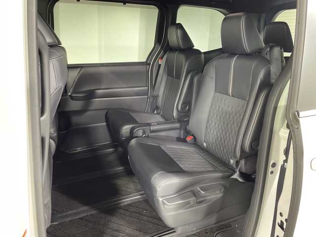 トヨタ ノア ハイブリッド S－Z 神奈川県 2023(令5)年 2万km ホワイトパールクリスタルシャイン ディスプレイオーディオプラス【10.5型】/純正14型フリップダウンモニター【V14T-R72R】/フルセグ　CD DVD　USB　Bluetooth/バックカメラ/ブラインドスポットモニター/AC100Vコンセント/純正ETC2.0/デジタルインナーミラー/ヘッドアップディスプレイ/両側電動スライドドア/セーフティセンス/プリクラッシュセーフティ/レーンディパーチャーアラート/レーントレーシングアシスト/レーンチェンジアシスト/レーダークルーズコントロール/オートマチックハイビーム/ロードサインアシスト/プロアクティブドライビングアシスト/リアクロストラフィックアラート/ドライバー異常時対応システム/発進遅れ告知機能/パーキングサポートブレーキ/安心降車アシスト/リアシートマインダー/アドバンストドライブ/後退速度抑制/前後ソナー/革巻きステアリング/ステアリングスイッチ/合皮/ファブリックコンビシート/前席シートヒーター/社外前後ドライブレコーダー/電動パーキングサポートブレーキ/2眼LEDヘッド/フォグランプ/純正17インチアルミホイール/純正リアスポイラー