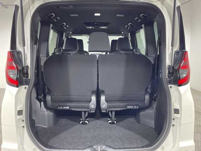 トヨタ ノア ハイブリッド S－Z 神奈川県 2023(令5)年 2万km ホワイトパールクリスタルシャイン ディスプレイオーディオプラス【10.5型】/純正14型フリップダウンモニター【V14T-R72R】/フルセグ　CD DVD　USB　Bluetooth/バックカメラ/ブラインドスポットモニター/AC100Vコンセント/純正ETC2.0/デジタルインナーミラー/ヘッドアップディスプレイ/両側電動スライドドア/セーフティセンス/プリクラッシュセーフティ/レーンディパーチャーアラート/レーントレーシングアシスト/レーンチェンジアシスト/レーダークルーズコントロール/オートマチックハイビーム/ロードサインアシスト/プロアクティブドライビングアシスト/リアクロストラフィックアラート/ドライバー異常時対応システム/発進遅れ告知機能/パーキングサポートブレーキ/安心降車アシスト/リアシートマインダー/アドバンストドライブ/後退速度抑制/前後ソナー/革巻きステアリング/ステアリングスイッチ/合皮/ファブリックコンビシート/前席シートヒーター/社外前後ドライブレコーダー/電動パーキングサポートブレーキ/2眼LEDヘッド/フォグランプ/純正17インチアルミホイール/純正リアスポイラー