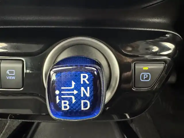 トヨタ プリウス ＰＨＶ S ナビパッケージ 愛知県 2020(令2)年 8.1万km シルバーM ５人乗り/純正11.6インチT-connectSDナビ　　/　　・BT/フルセグ/パノラミックビューモニター/トヨタセーフティセンス/　　・プリクラッシュセーフティ/　　・レーンディパーチャーアラート/　　・オートマチックハイビーム/　　・ロードサインアシスト/　　・先行車発進告知機能/　　・レーントレーシングアシスト/BSM/盗難防止機能/コーナーセンサー/LEDヘッドライト/純正ホイールキャップ/ビルトインETC/ステアリングリモコン/フルフラットシート/純正フロアマット/取扱説明書/スマートキー/スペアキー
