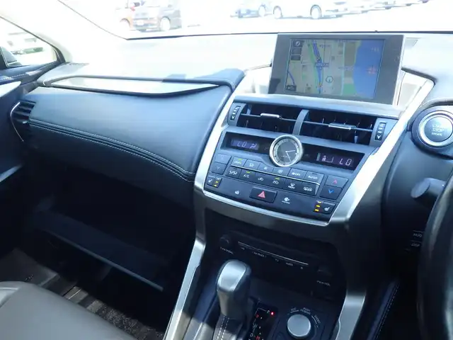 レクサス ＮＸ 200t Iパッケージ 千葉県 2017(平29)年 7万km ソニッククォーツ Lexus Safety System+/・プリクラッシュセーフティ/・レーンディパーチャーアラート/・オートハイビーム/・レーダークルーズコントロール/・ブラインドスポットモニター/ヘッドアップディスプレイ/パノラマルーフ/純正コネクティッドナビ/地デジTV/【DVD/CD再生機能　Bluetooth接続】/パノラミックビューモニター/ドライブレコーダー（前後撮影）/革巻きステアリング/ステアリングスイッチ/ステアリングヒーター/パドルシフト/前席パワーシート/シートヒーター/ETC/3眼LEDヘッドライト/フォグライト/ウインカーミラー/クリアランスソナー/純正17インチアルミホイル/サイド/カーテンエアバッグ/スマートキー