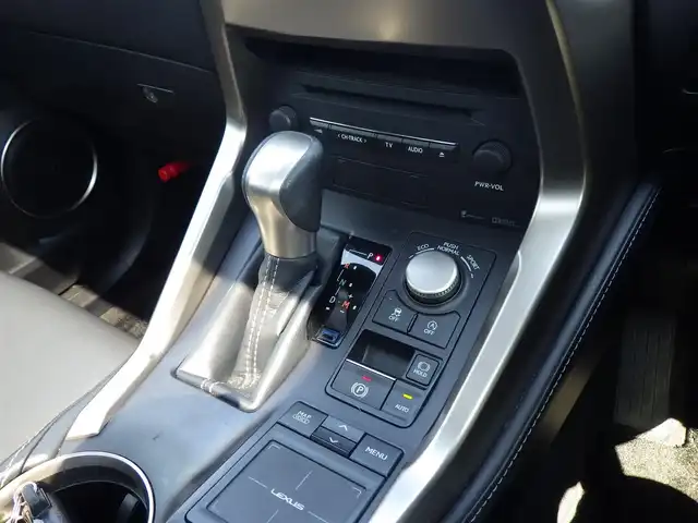 レクサス ＮＸ 200t Iパッケージ 千葉県 2017(平29)年 7万km ソニッククォーツ Lexus Safety System+/・プリクラッシュセーフティ/・レーンディパーチャーアラート/・オートハイビーム/・レーダークルーズコントロール/・ブラインドスポットモニター/ヘッドアップディスプレイ/パノラマルーフ/純正コネクティッドナビ/地デジTV/【DVD/CD再生機能　Bluetooth接続】/パノラミックビューモニター/ドライブレコーダー（前後撮影）/革巻きステアリング/ステアリングスイッチ/ステアリングヒーター/パドルシフト/前席パワーシート/シートヒーター/ETC/3眼LEDヘッドライト/フォグライト/ウインカーミラー/クリアランスソナー/純正17インチアルミホイル/サイド/カーテンエアバッグ/スマートキー