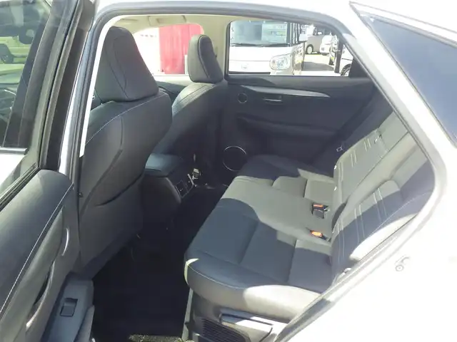 レクサス ＮＸ 200t Iパッケージ 千葉県 2017(平29)年 7万km ソニッククォーツ Lexus Safety System+/・プリクラッシュセーフティ/・レーンディパーチャーアラート/・オートハイビーム/・レーダークルーズコントロール/・ブラインドスポットモニター/ヘッドアップディスプレイ/パノラマルーフ/純正コネクティッドナビ/地デジTV/【DVD/CD再生機能　Bluetooth接続】/パノラミックビューモニター/ドライブレコーダー（前後撮影）/革巻きステアリング/ステアリングスイッチ/ステアリングヒーター/パドルシフト/前席パワーシート/シートヒーター/ETC/3眼LEDヘッドライト/フォグライト/ウインカーミラー/クリアランスソナー/純正17インチアルミホイル/サイド/カーテンエアバッグ/スマートキー