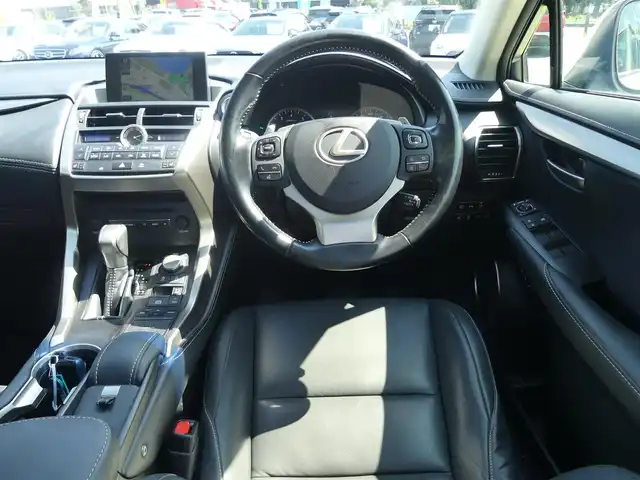 レクサス ＮＸ 200t Iパッケージ 千葉県 2017(平29)年 7万km ソニッククォーツ Lexus Safety System+/・プリクラッシュセーフティ/・レーンディパーチャーアラート/・オートハイビーム/・レーダークルーズコントロール/・ブラインドスポットモニター/ヘッドアップディスプレイ/パノラマルーフ/純正コネクティッドナビ/地デジTV/【DVD/CD再生機能　Bluetooth接続】/パノラミックビューモニター/ドライブレコーダー（前後撮影）/革巻きステアリング/ステアリングスイッチ/ステアリングヒーター/パドルシフト/前席パワーシート/シートヒーター/ETC/3眼LEDヘッドライト/フォグライト/ウインカーミラー/クリアランスソナー/純正17インチアルミホイル/サイド/カーテンエアバッグ/スマートキー