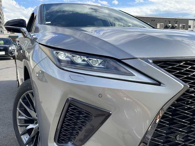 レクサス ＲＸ 450h Fスポーツ 道北・旭川 2022(令4)年 1.6万km ソニックチタニウム ・4WD/・禁煙車/・黒革シート/・純正ナビ/ CD/DVD/BD/SD/MSV/BT/USB/AUX/フルセグ/・パノラミックビューモニター/・1500Wコンセント/・レクサスセーフティセンス＋/・PCS/・LTA/・BSM/・ACC/・PKSB/・PKSA/・RSA/・HUD/・パドルシフト/・オートハイビーム/・オートライト/・LEDヘッドライト/・フォグライト /・運転席メモリシート/・パワーシート /・シートヒーター /・エアシート /・ステアリングヒーター/・ミラーヒーター /・オートリトラミラー/・オートワイパー/・ビルトインETC2.0/・前後ドライブレコーダー/・パワーバックドア /・純正フロアマット/・ドアバイザー/・サンシェード/・トノカバー/・スマートキー一体型エンジンスターター