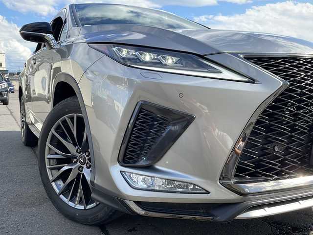 レクサス ＲＸ 450h Fスポーツ 道北・旭川 2022(令4)年 1.6万km ソニックチタニウム ・4WD/・禁煙車/・黒革シート/・純正ナビ/ CD/DVD/BD/SD/MSV/BT/USB/AUX/フルセグ/・パノラミックビューモニター/・1500Wコンセント/・レクサスセーフティセンス＋/・PCS/・LTA/・BSM/・ACC/・PKSB/・PKSA/・RSA/・HUD/・パドルシフト/・オートハイビーム/・オートライト/・LEDヘッドライト/・フォグライト /・運転席メモリシート/・パワーシート /・シートヒーター /・エアシート /・ステアリングヒーター/・ミラーヒーター /・オートリトラミラー/・オートワイパー/・ビルトインETC2.0/・前後ドライブレコーダー/・パワーバックドア /・純正フロアマット/・ドアバイザー/・サンシェード/・トノカバー/・スマートキー一体型エンジンスターター